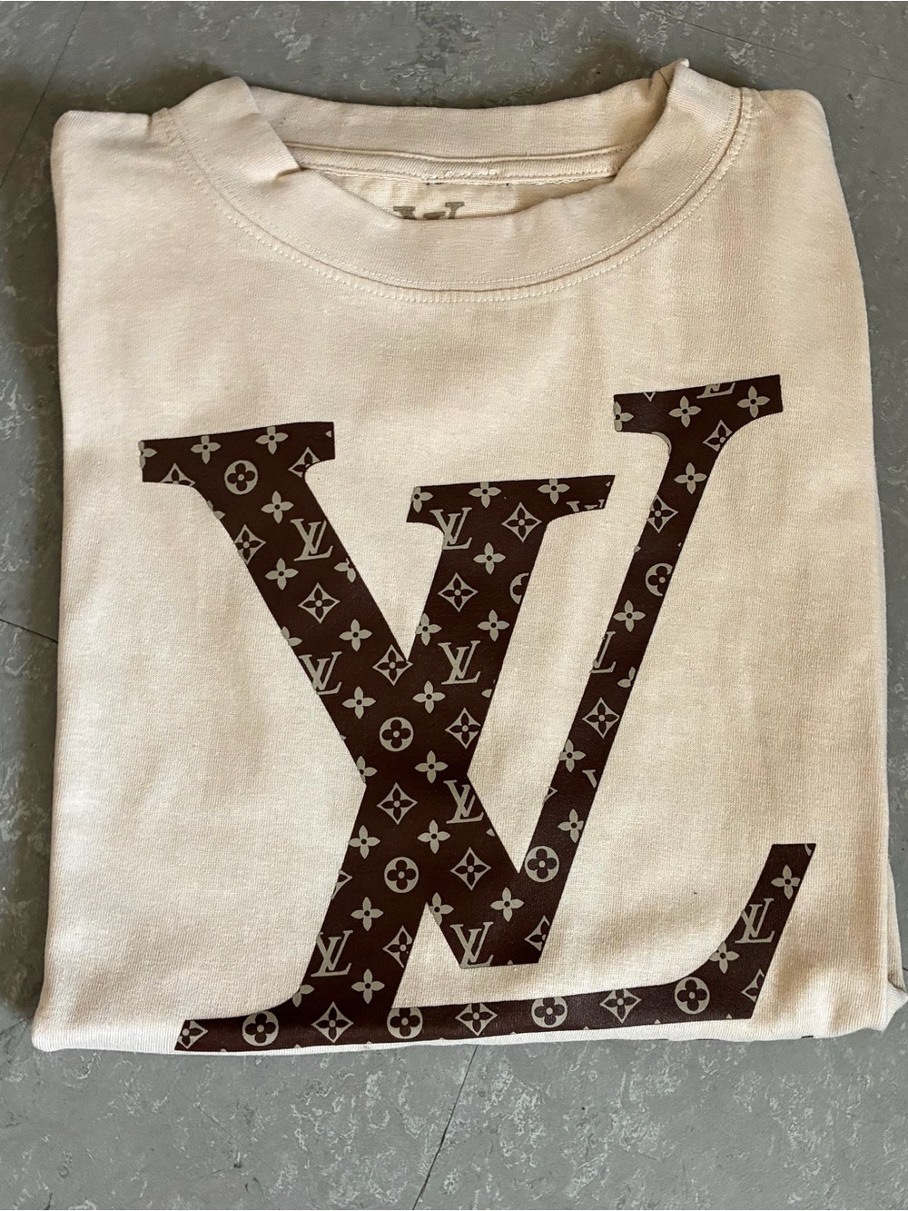 New Men’s Luxury Graphic LV Off White Cotton Tee Shirt Size M